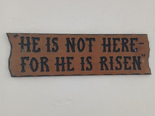 Ein Holzschild mit der englischen Aufschrift: He ist not here, for he is risen - im Gartengrab in Jerusalem