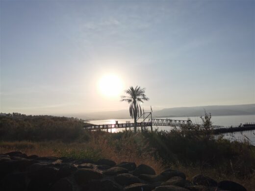 Blick auf den See Genezareth in Israel bei Sonnenaufgang