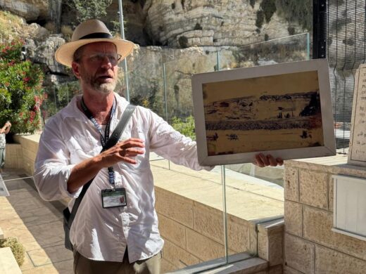 Reiseführer Michael Schneider erklärt den Felsen im Gartengrab