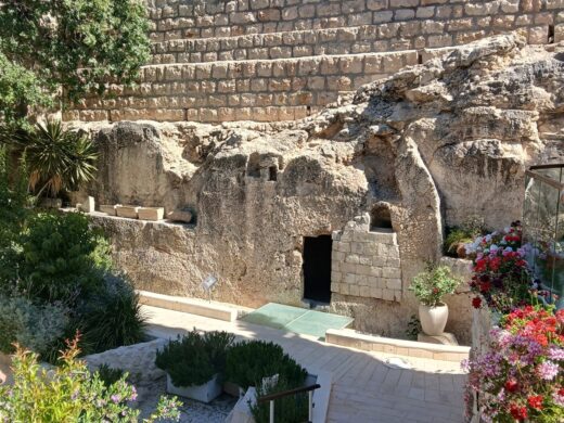 Blick zu einer Grabhöhle im Felsen in einem wunderschönen Garten in Jerusalem