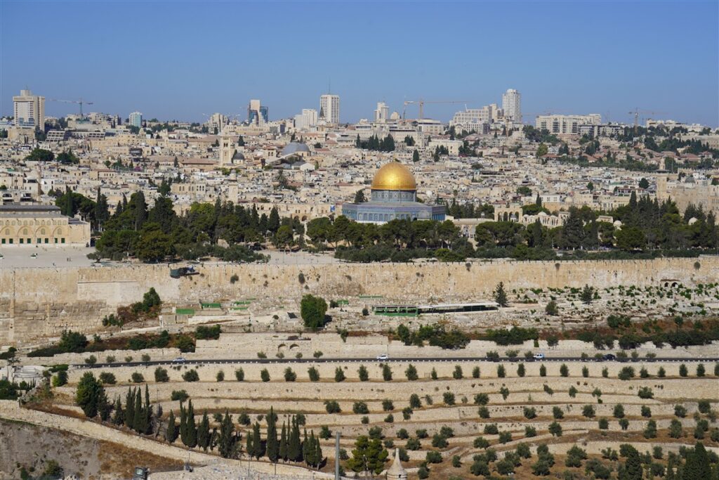 Blick vom Ölberg auf das Panorama der Altstadt von Jerusalem mit der goldenen Kuppel des Felsendoms und dem Turm der Erlöserkirche