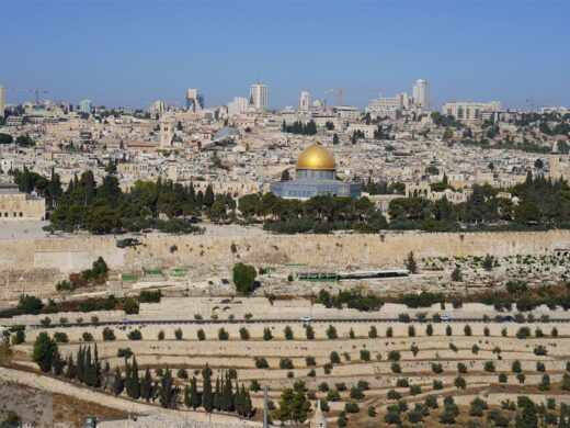 Blick vom Ölberg auf das Panorama der Altstadt von Jerusalem mit der goldenen Kuppel des Felsendoms und dem Turm der Erlöserkirche