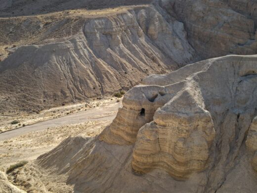 Blick auf die historischen Höhlen von Qumran in der Judäischen Wüste in Israel, dem Fundort der antiken Schriftrollen vom Toten Meer.