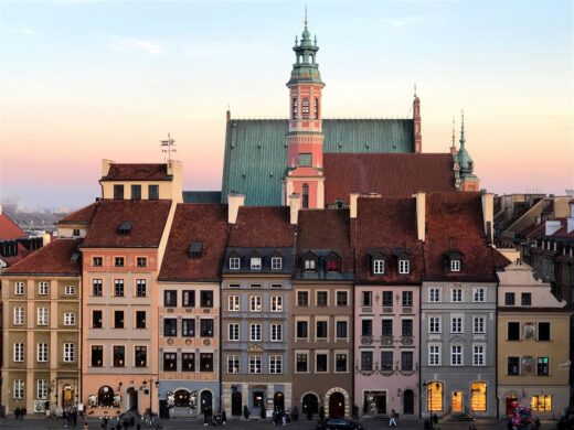 Bunte historische Stadthäuser im polnischen Warschau