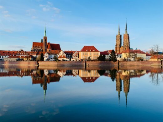 Die wunderbare Altstadtsilhouette vom polnischen Breslau spiegelt sich im Wasser